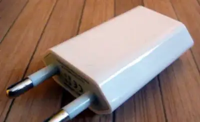 Univerzální USB síťový nabíjecí adaptér - bílý