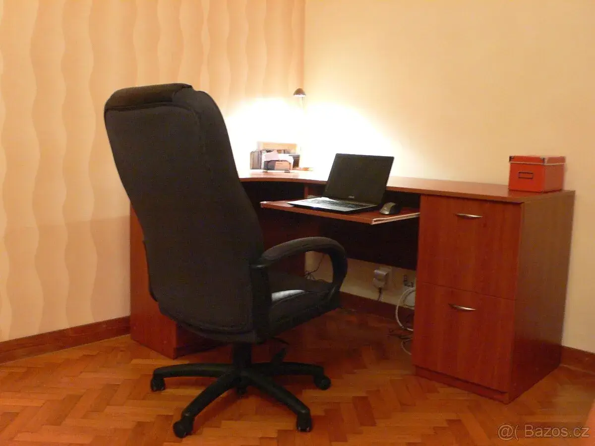 pracovní stůl na Home office
