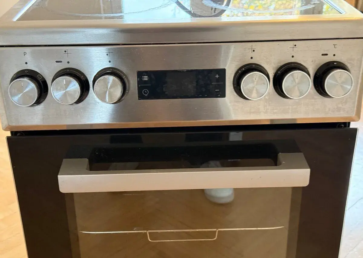 sporák BEKO FSM57300GX s varnou deskou sklokeram.