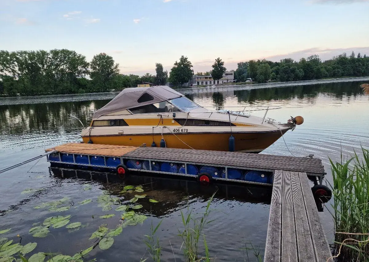 Kajutová Loď dvě kajuty WC sprcha 6 lidí Beluga 24