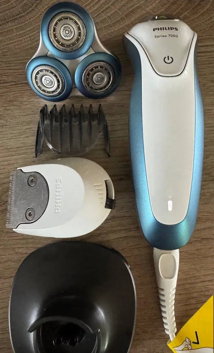 Elektrický holicí strojek a epilátor Philips