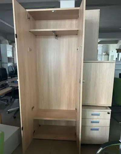 šatní a kancelářské skříně
