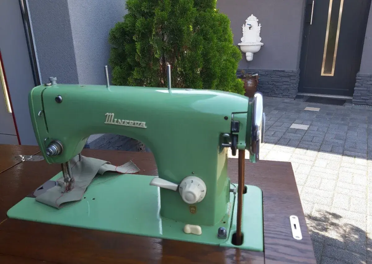 ŠICÍ STROJ SKŘÍŇKOVÝ na 1750 Kč
