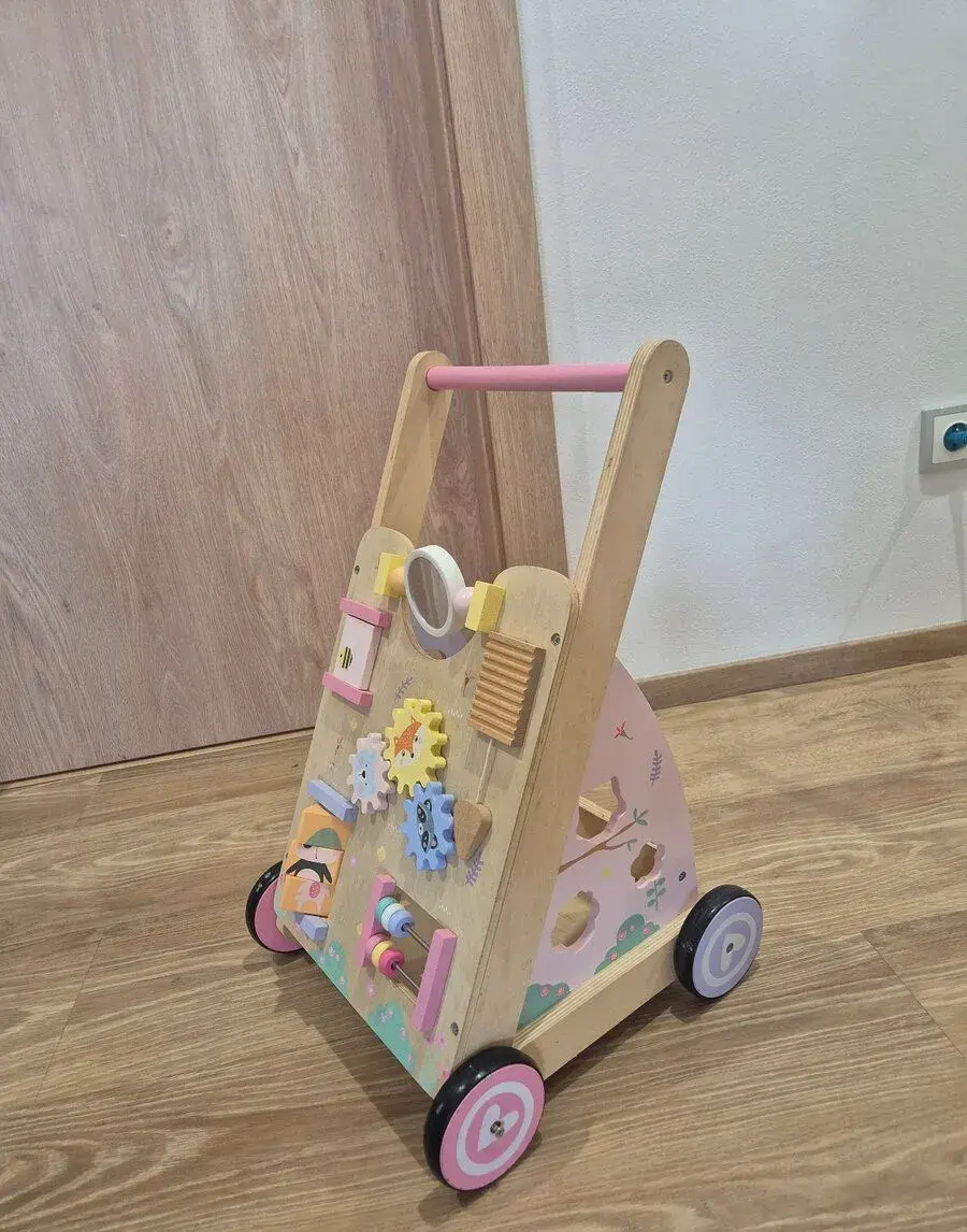 Dřevěné chodítko s aktivitami