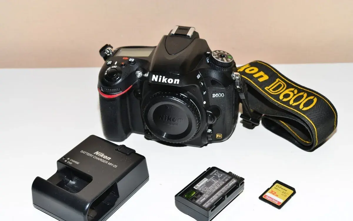 Nikon D600 + příslušenství