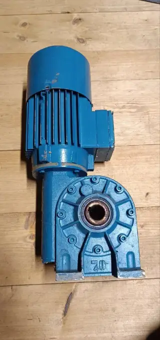 Motor s převodovkou