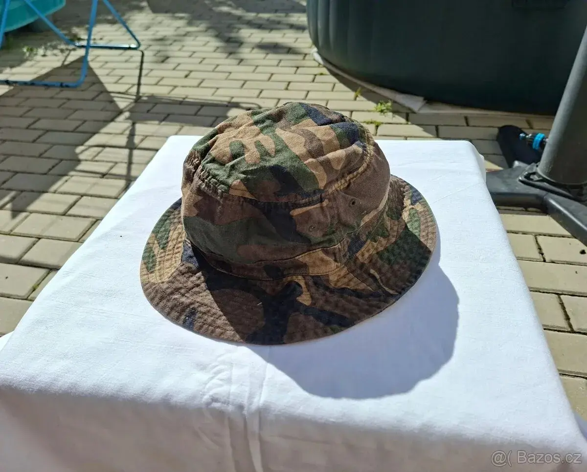 Maskáčový klobouk woodland Decathlon