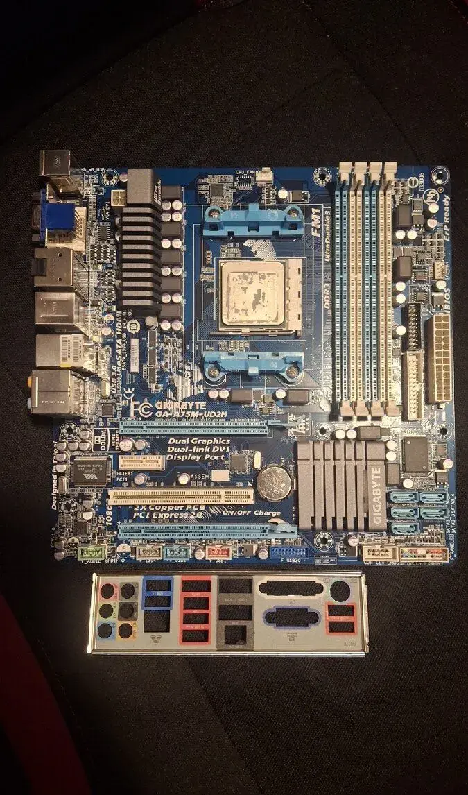 GIGABYTE GA‑A75M‑UD2H + AMD A8‑3800 – plně funkční set
