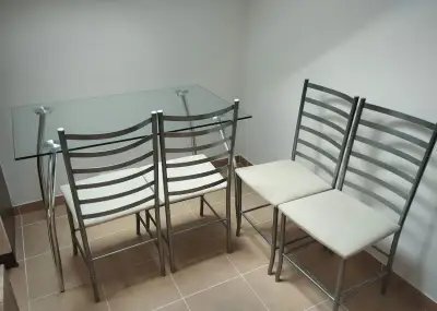 Skleněný jídelní stůl s židlemi