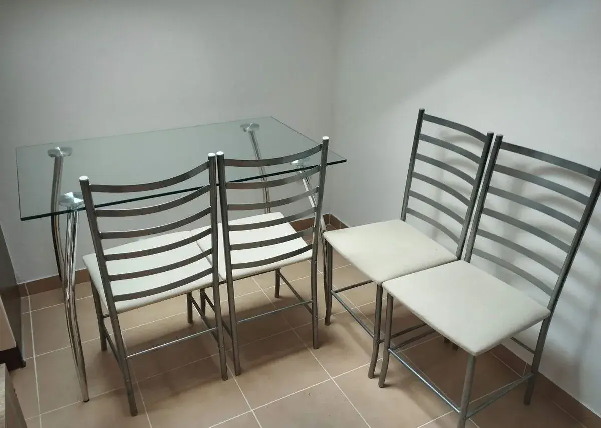 Skleněný jídelní stůl s židlemi