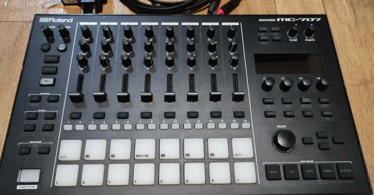 Roland MC-707 + kufr UDG + Sony MDR-7506 v záruce – kompletn
