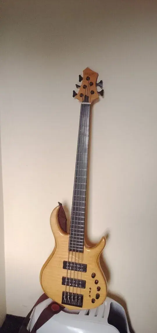 Baskytara Marcus Miller M7