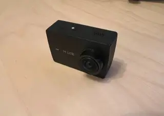 Akční kamera YI Lite + vodotěsné pouzdro + selfie tyč
