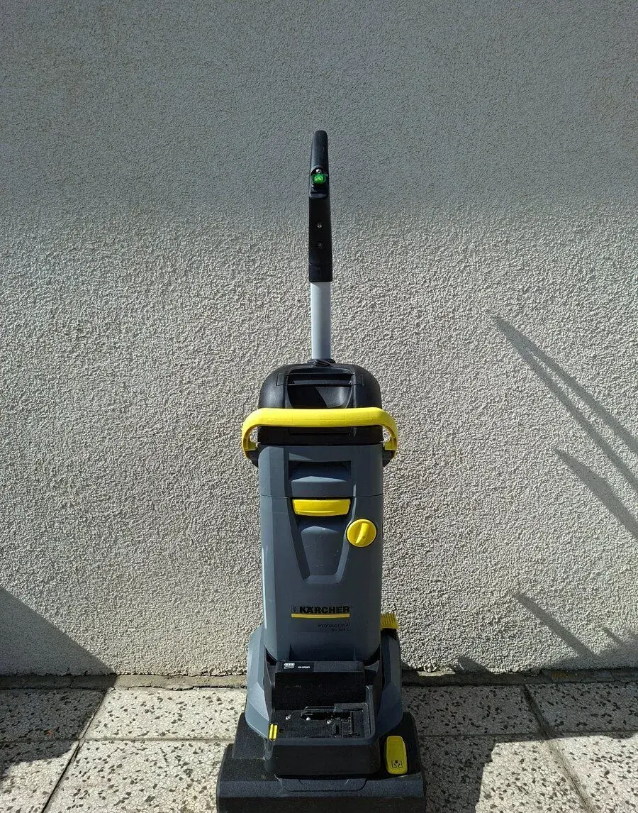 Kärcher BR 30/4 C Bp + 2x 36V baterie, top stav