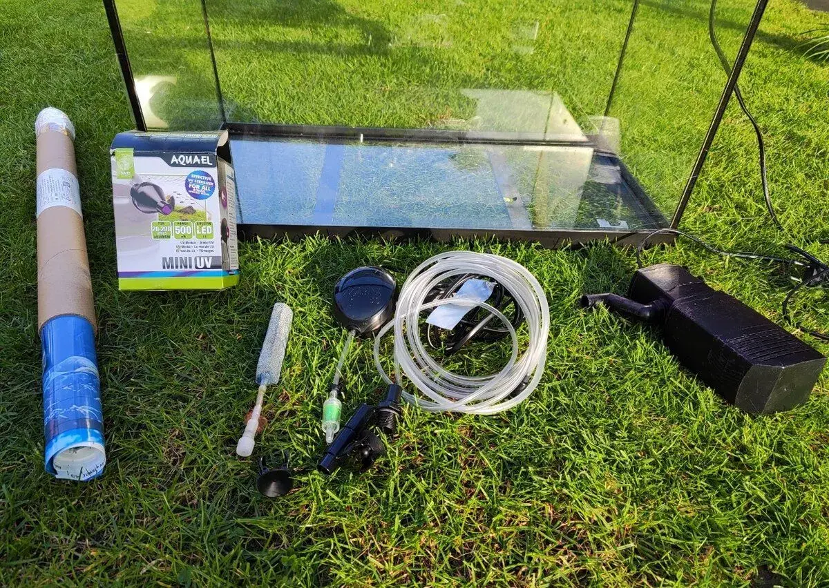 Akvarium s příslušenstvím
