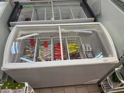 Prosklený pultový mrazák – mrazicí truhla, funkční