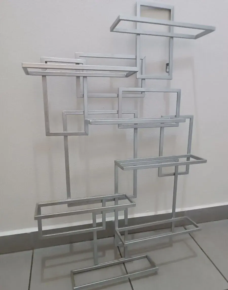 Moderní nástěnný stojan na víno / láhve – Geometrický design