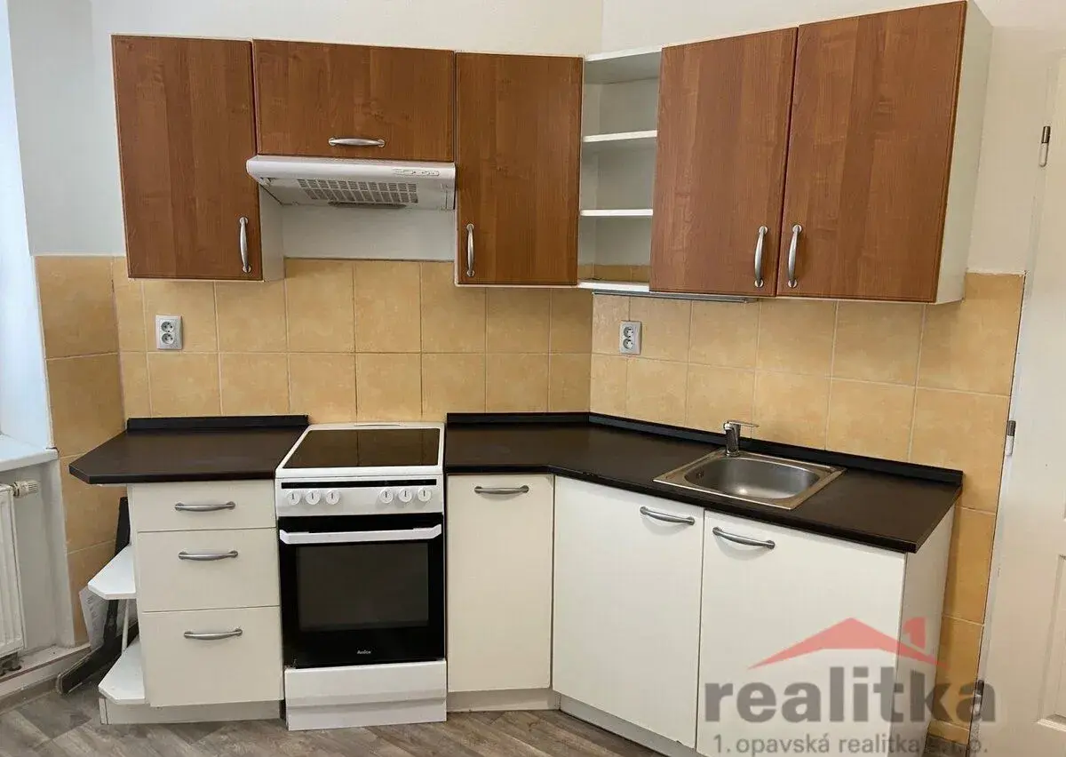 Pronájem bytu 1+1 44 m2 s menším balkonem, Opava, ul. nám. S