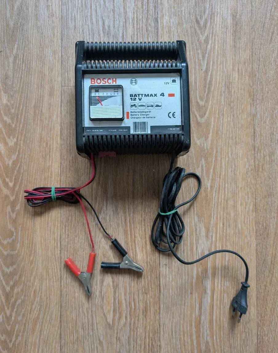 Nabíječka Bosch 12V / 2.7A