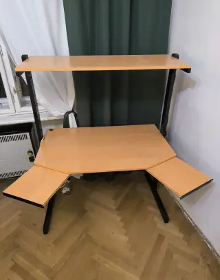 Pracovní PC stůl s osvětlením a nastavitelnou výškou