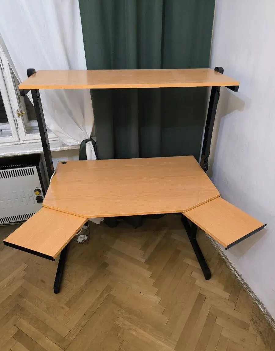 Pracovní PC stůl s osvětlením a nastavitelnou výškou