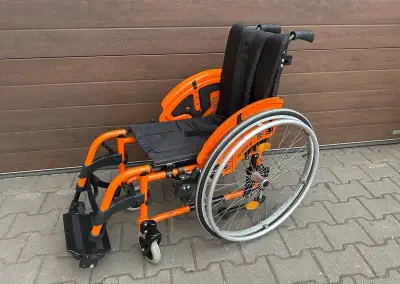 Invalidní vozík odlehčený skládací, 32 cm šíře sedu