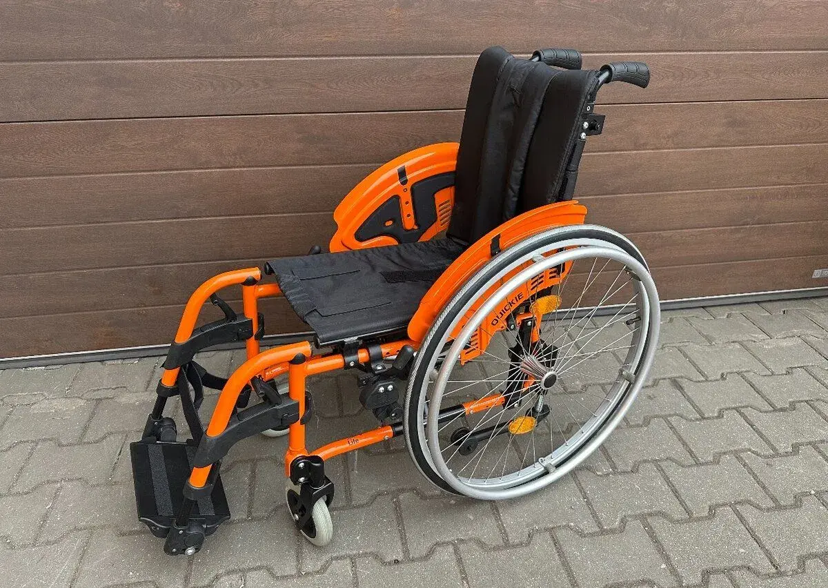 Invalidní vozík odlehčený skládací, 32 cm šíře sedu