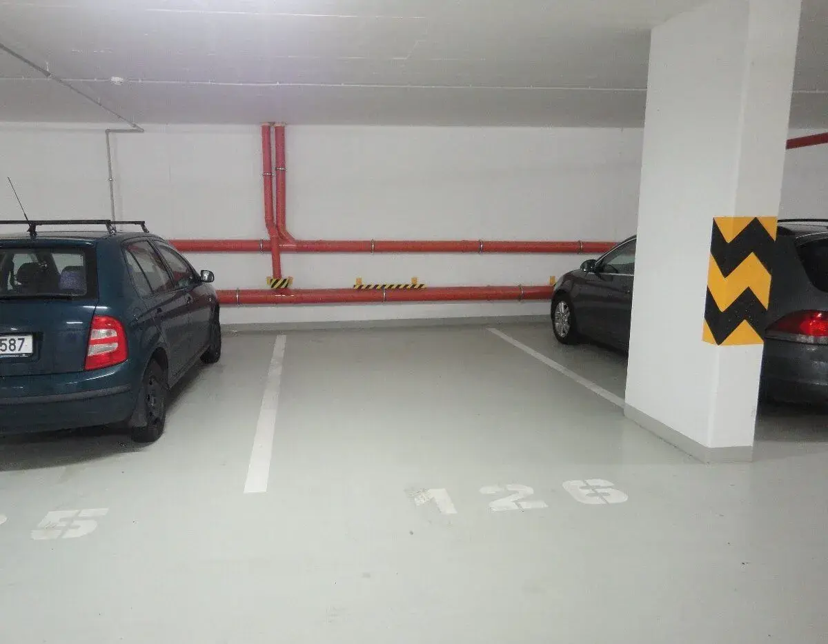 K pronájmu garážové stání 16 m2, Barrandov, Miloše Havla
