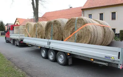 Doprava balíků slámy a sena - Beroun