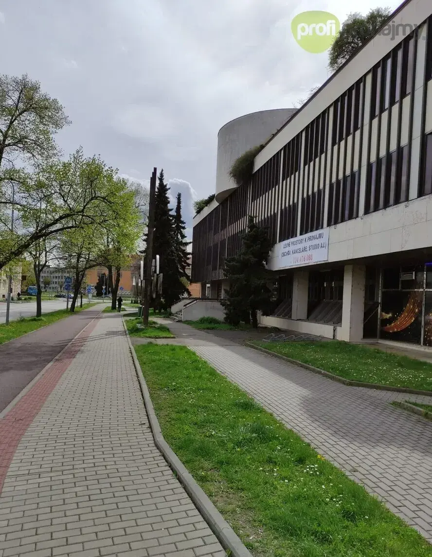Pronájem 8 kanceláří 144 m²