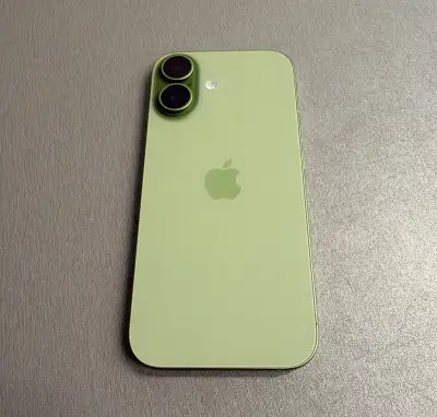 iPhone 17 256GB zelený, pěkný stav, 12 měsíců záruka