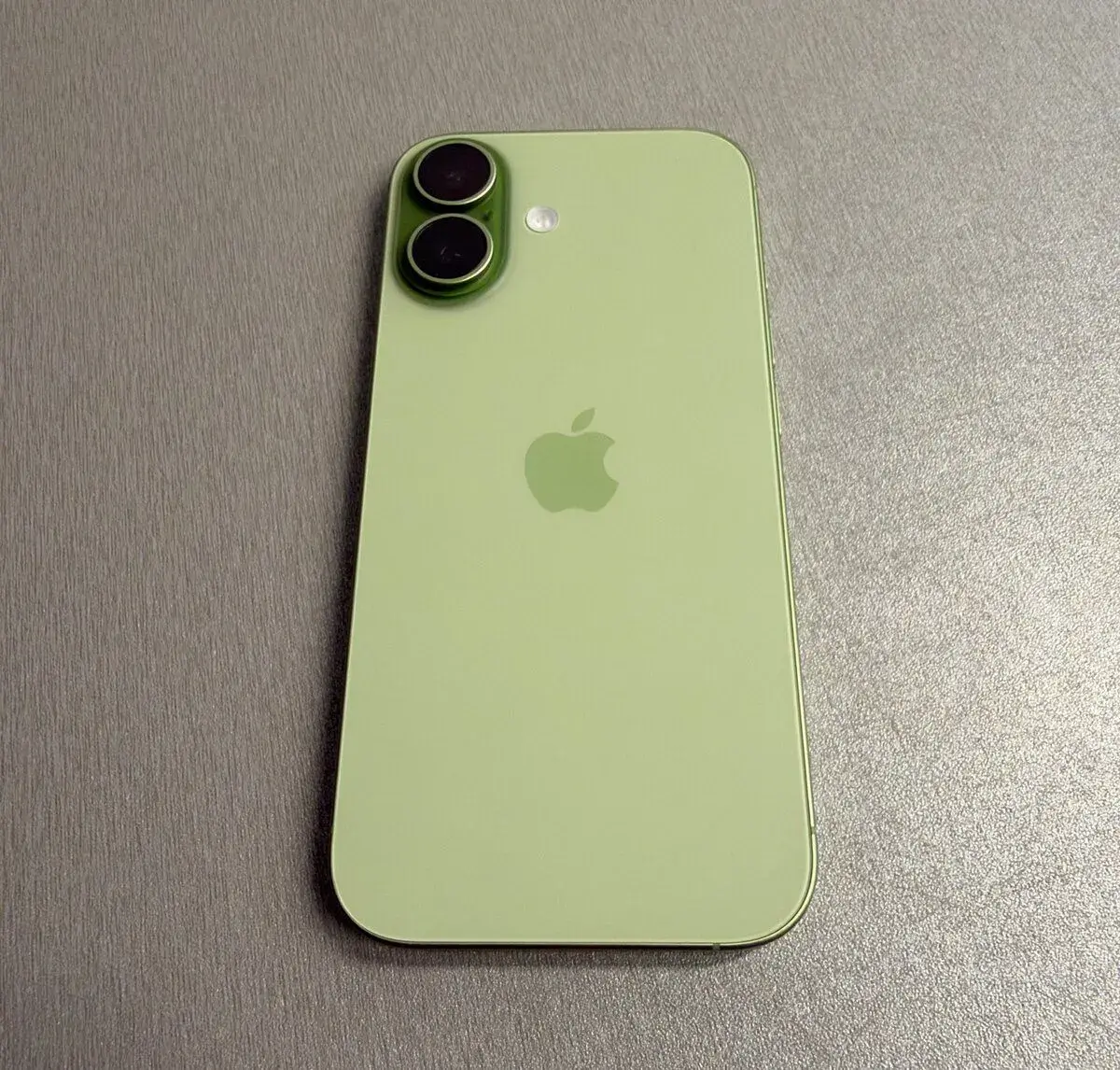 iPhone 17 256GB zelený, pěkný stav, 12 měsíců záruka