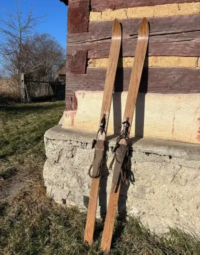 Starožitné lyže z pařeného jasanu