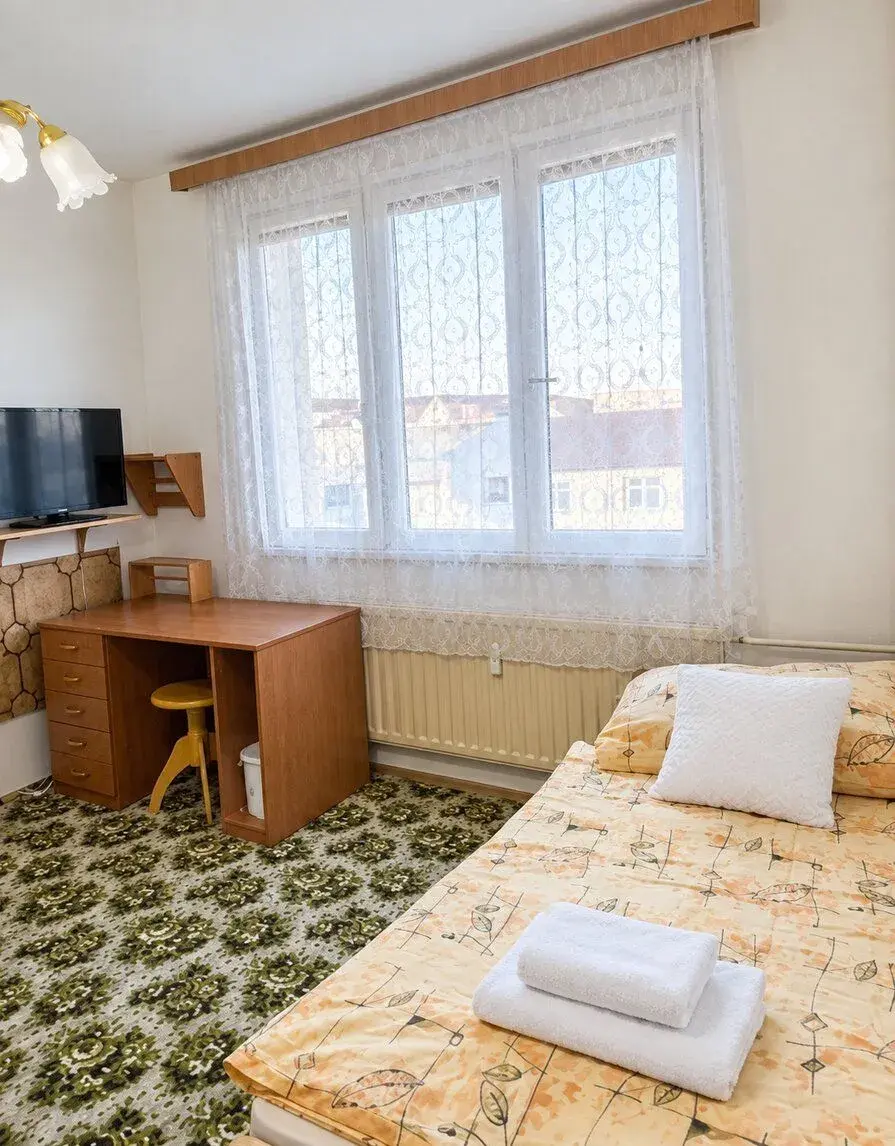🏡 Pronájem pokoje v Plzni na Doubravce – 7 000 Kč včetně po