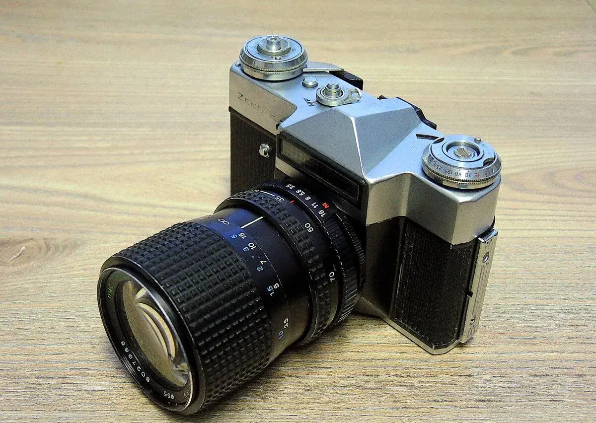Kinofilmový Zenit E + Tokina 3,5/35-70 (M42)
