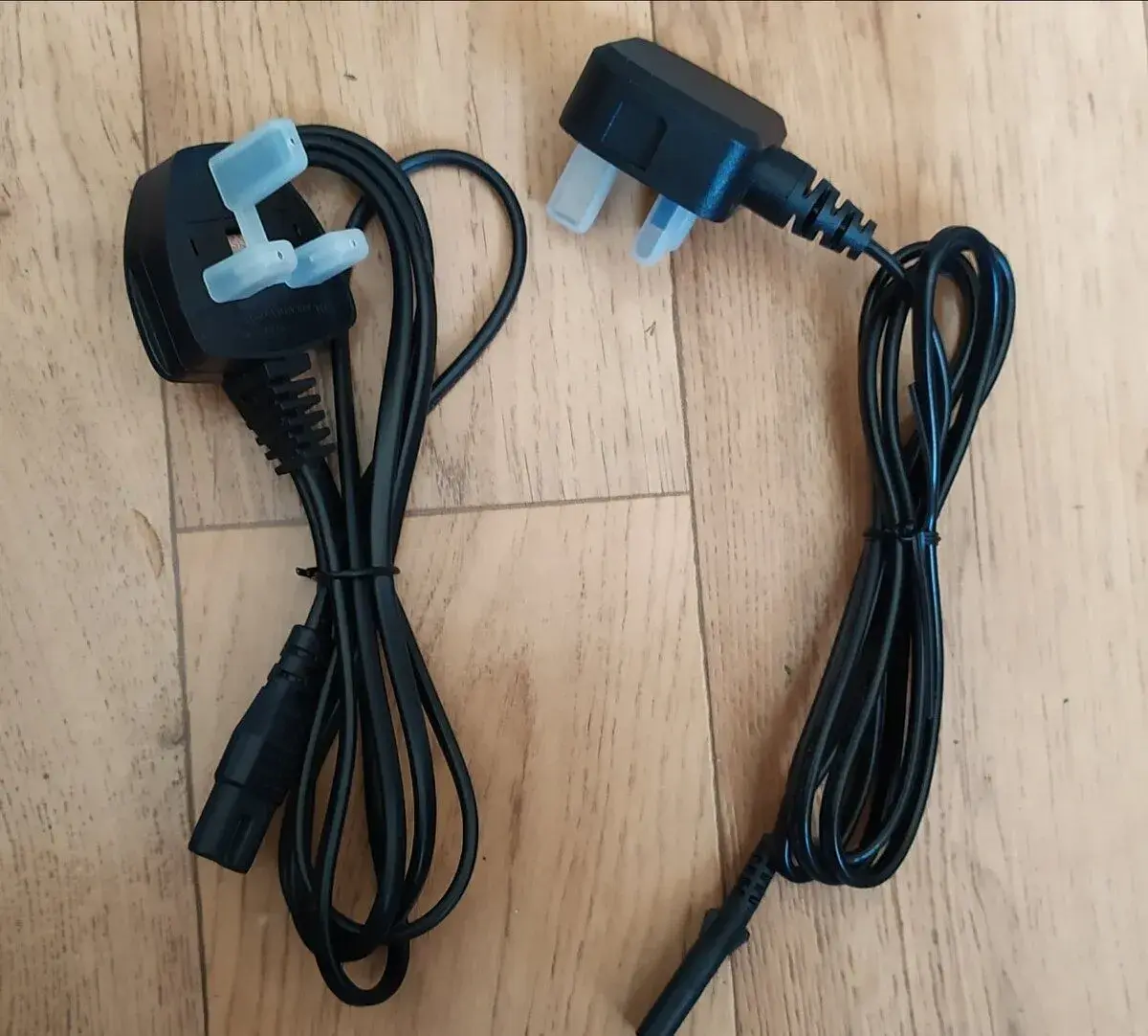 2× napájecí kabel UK (Type G) → IEC C7 (osmička)