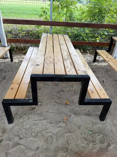 venkovní piknikový stůl s pevně spojenými lavicem
