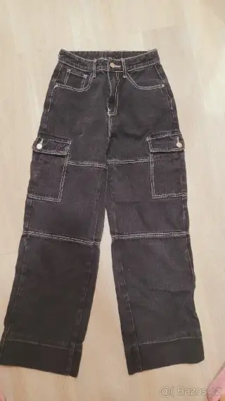 Černé kalhoty cargo.