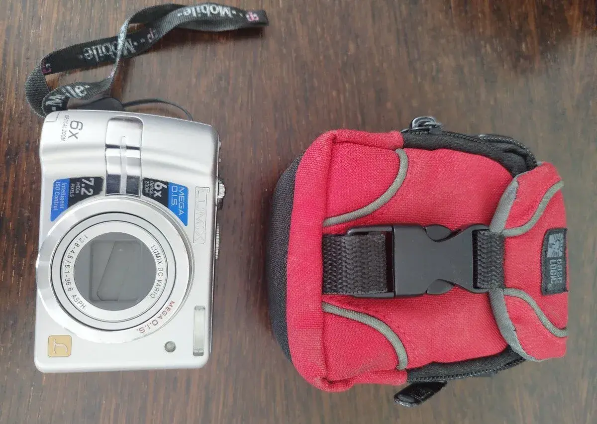 Digitální fotoaparát na dvě tužkové baterie Panasoni