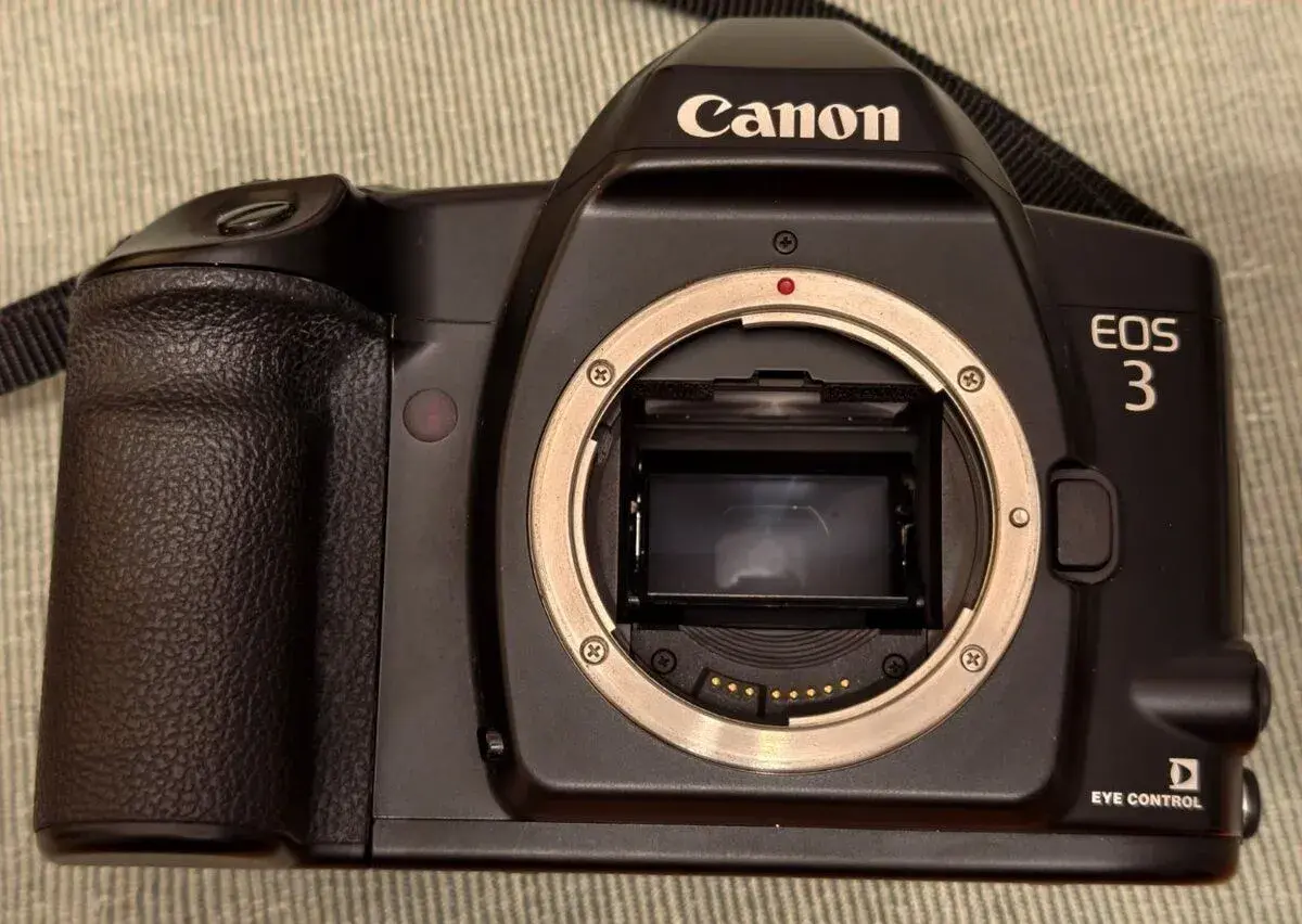 Canon EOS 3 + originální grip PB-E2 + blesk Sunpak + batoh L