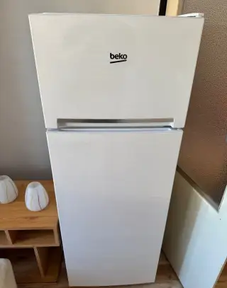Lednice s mrazákem beko ,160 cm.