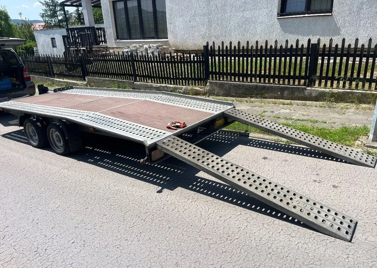 Podval, přepravník aut