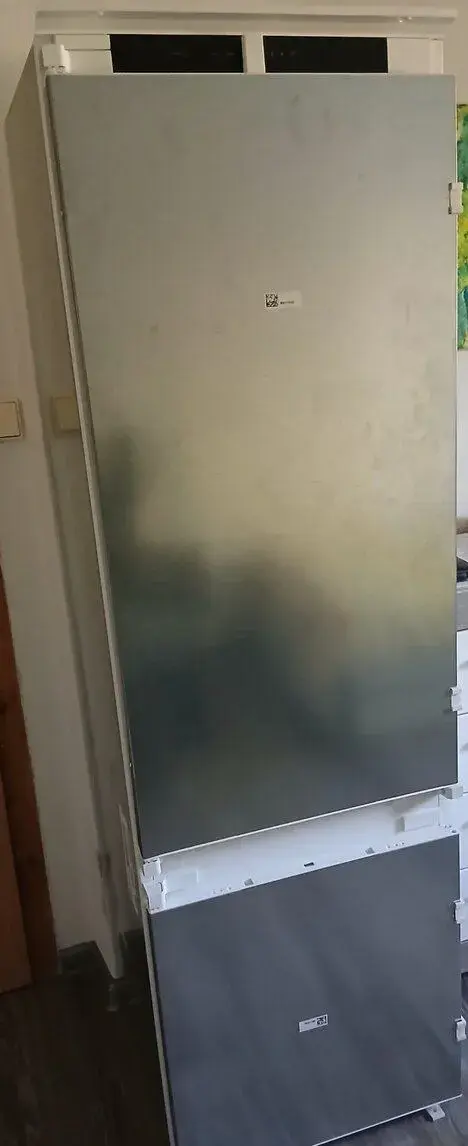 Vestavnou lednici s mrazákem