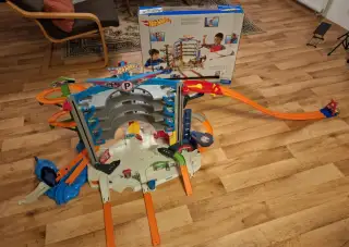 Hot wheels garáž