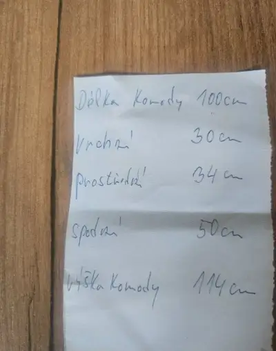 Masivni dubová komoda