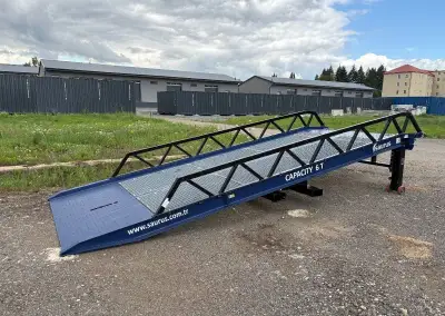 Mobilní rampa na vykládání nakládání lodnich kontejneru