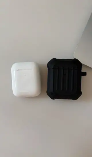 Apple Airpods 2 - Nabíjecí pouzdro