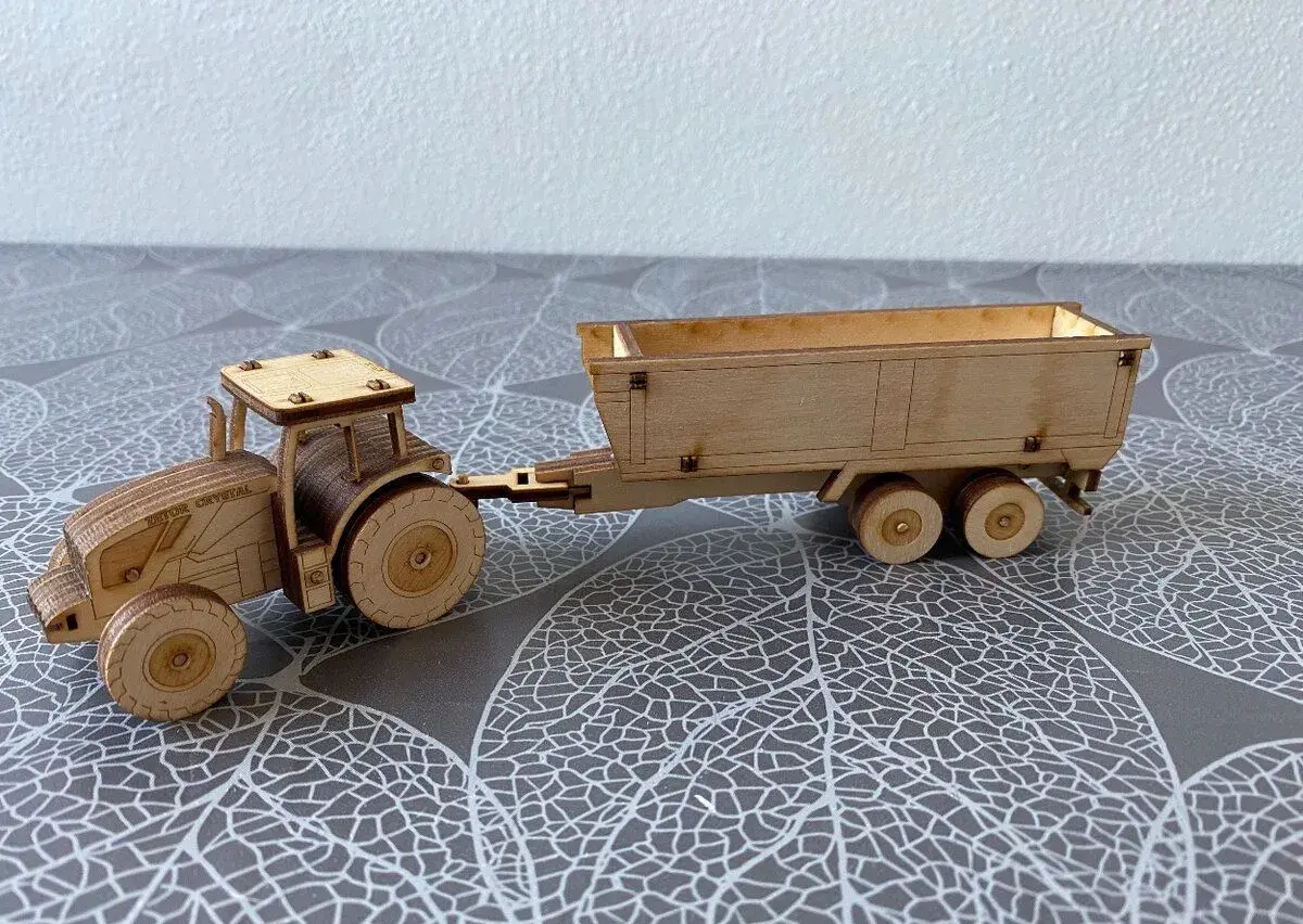 Nový dřevěný model Zetor Crystal s vlekem