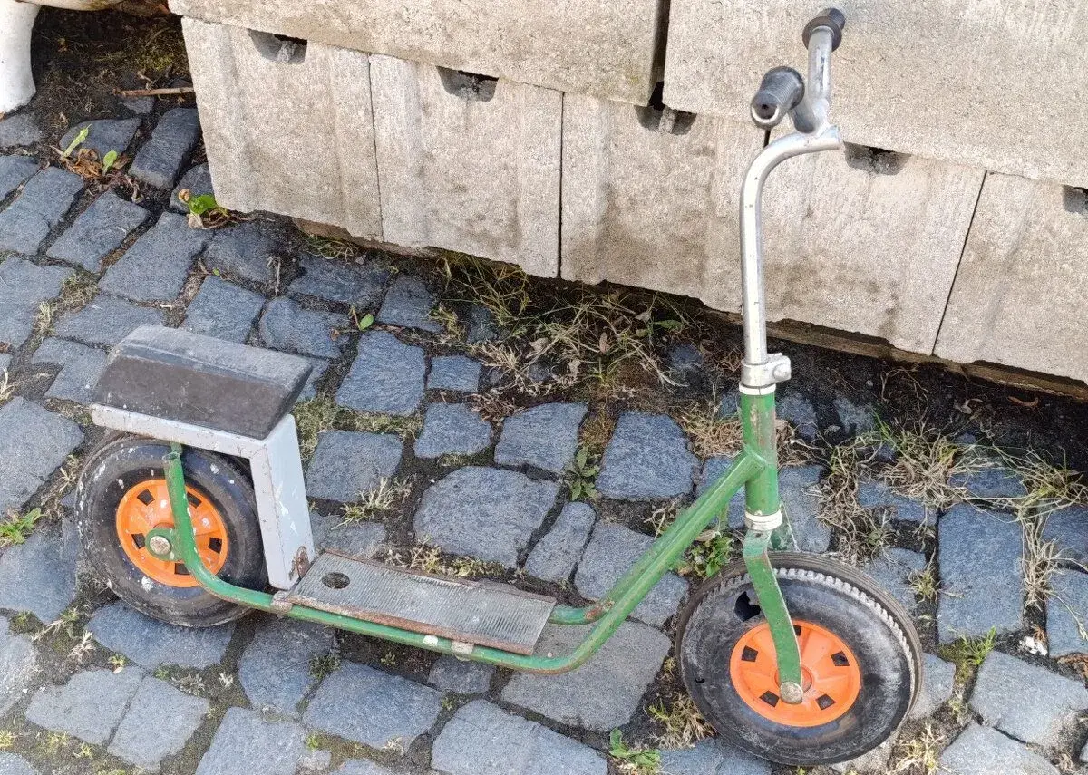 Stará retro koloběžka.