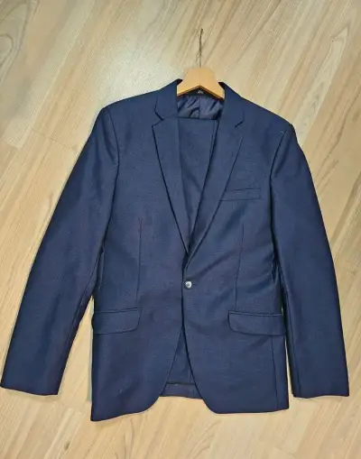 Značkový oblek modré barvy (taneční, maturita) vel. 182/48